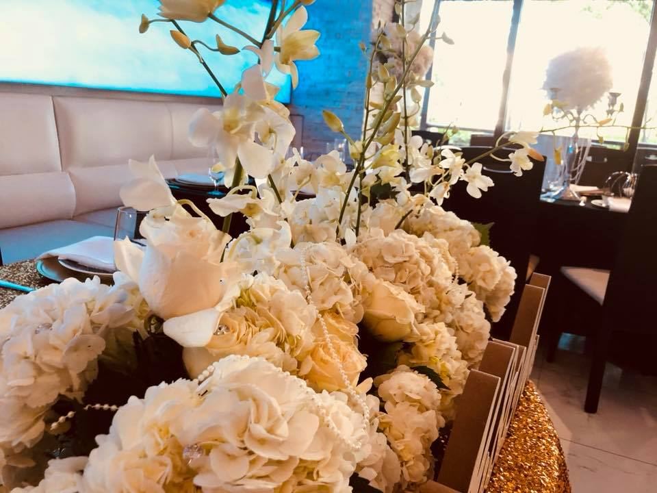 Centro de mesa con hortensias blancas