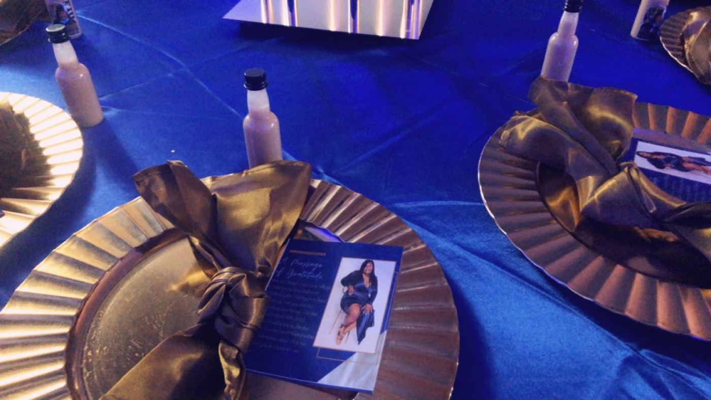 Plato dorado con servilleta y menú personalizado