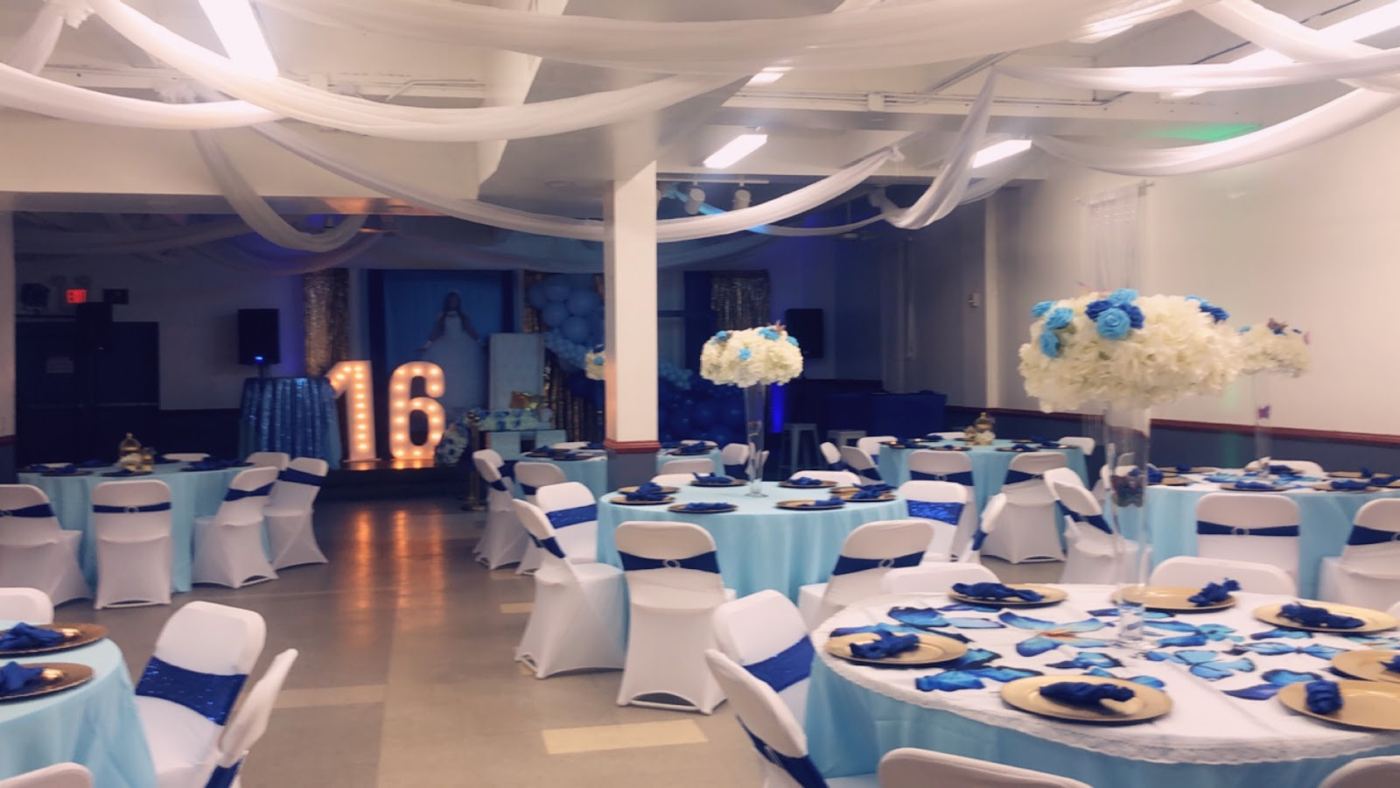 Salón decorado en azul y blanco para 16 años